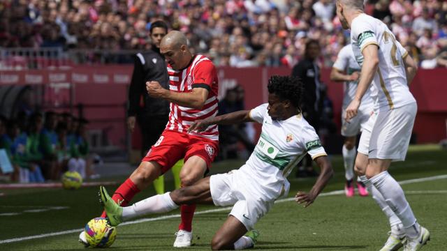 El futbolista del Girona FC Oriol Romeu (i) se enfrenta a ) John Chetauya, del Elche, durante su partido de la 29º jornada de LaLiga Santander.