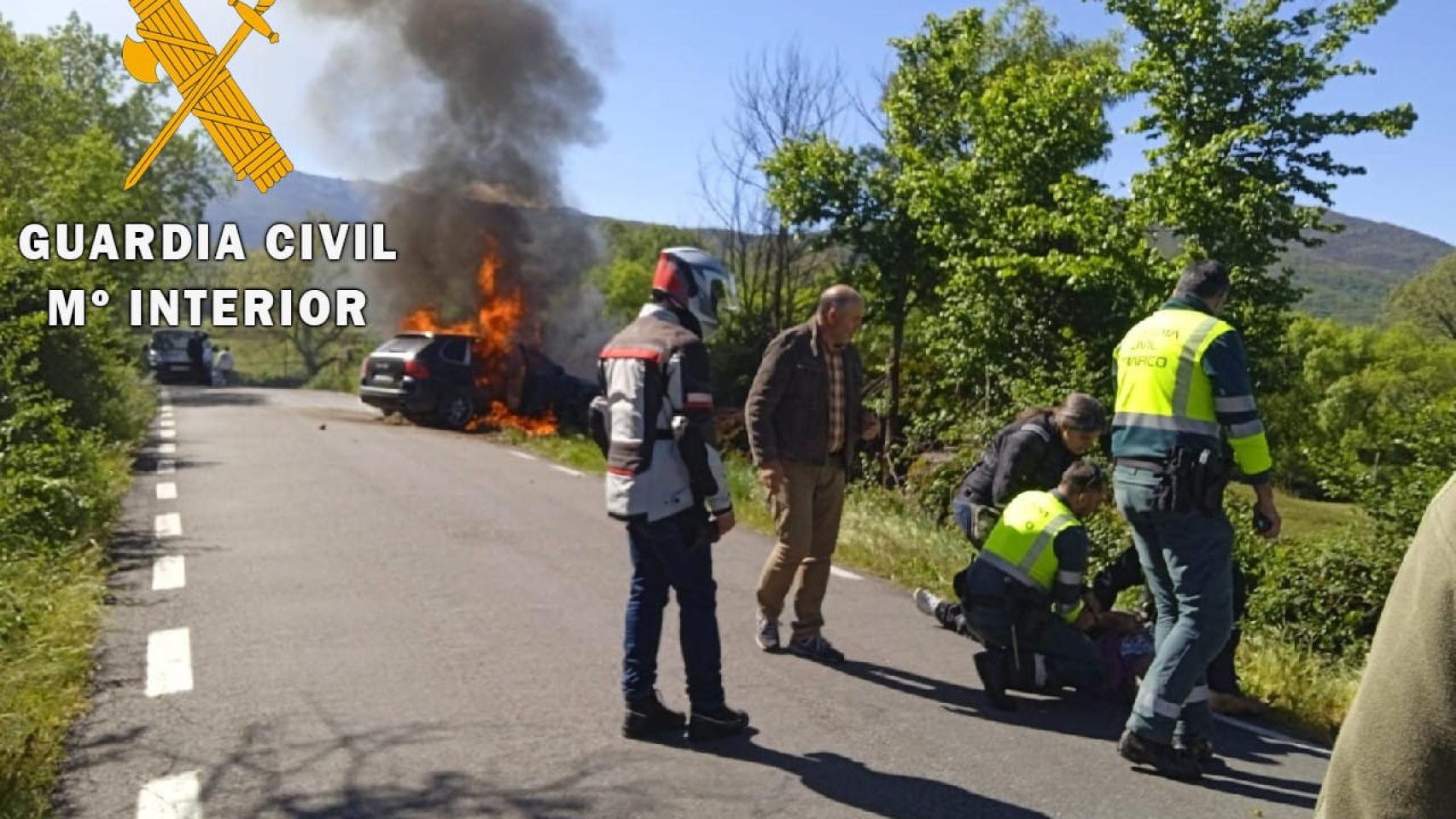 Momento en el que la Guardia Civil atiende al conductor del vehículo accidentado