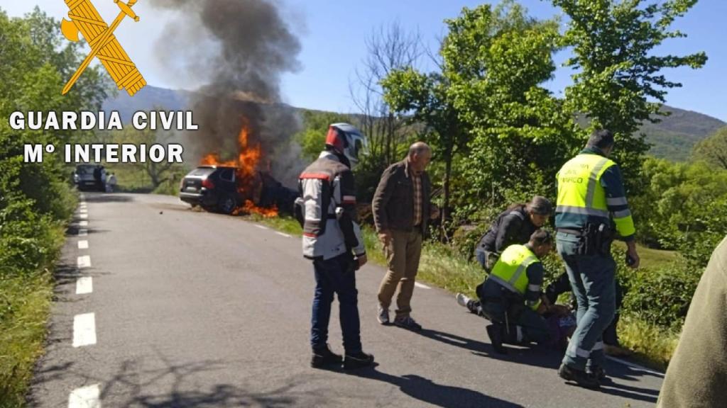 Momento en el que la Guardia Civil atiende al conductor del vehículo accidentado