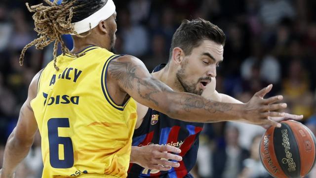 Satoransky trata de penetrar ante la presencia de Albicy en el Barcelona - Gran Canaria.