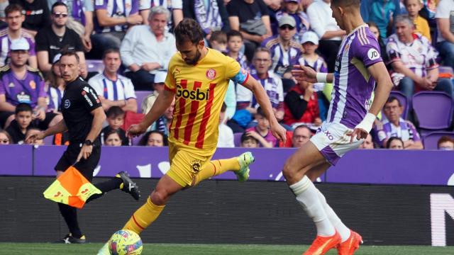 Stuani realiza un centro ante la oposición de El Yamiq en el Valladolid - Girona.