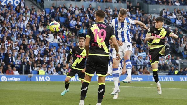 Sorloth cabecea ante los defensores rivales en el Real Sociedad - Rayo Vallecano.
