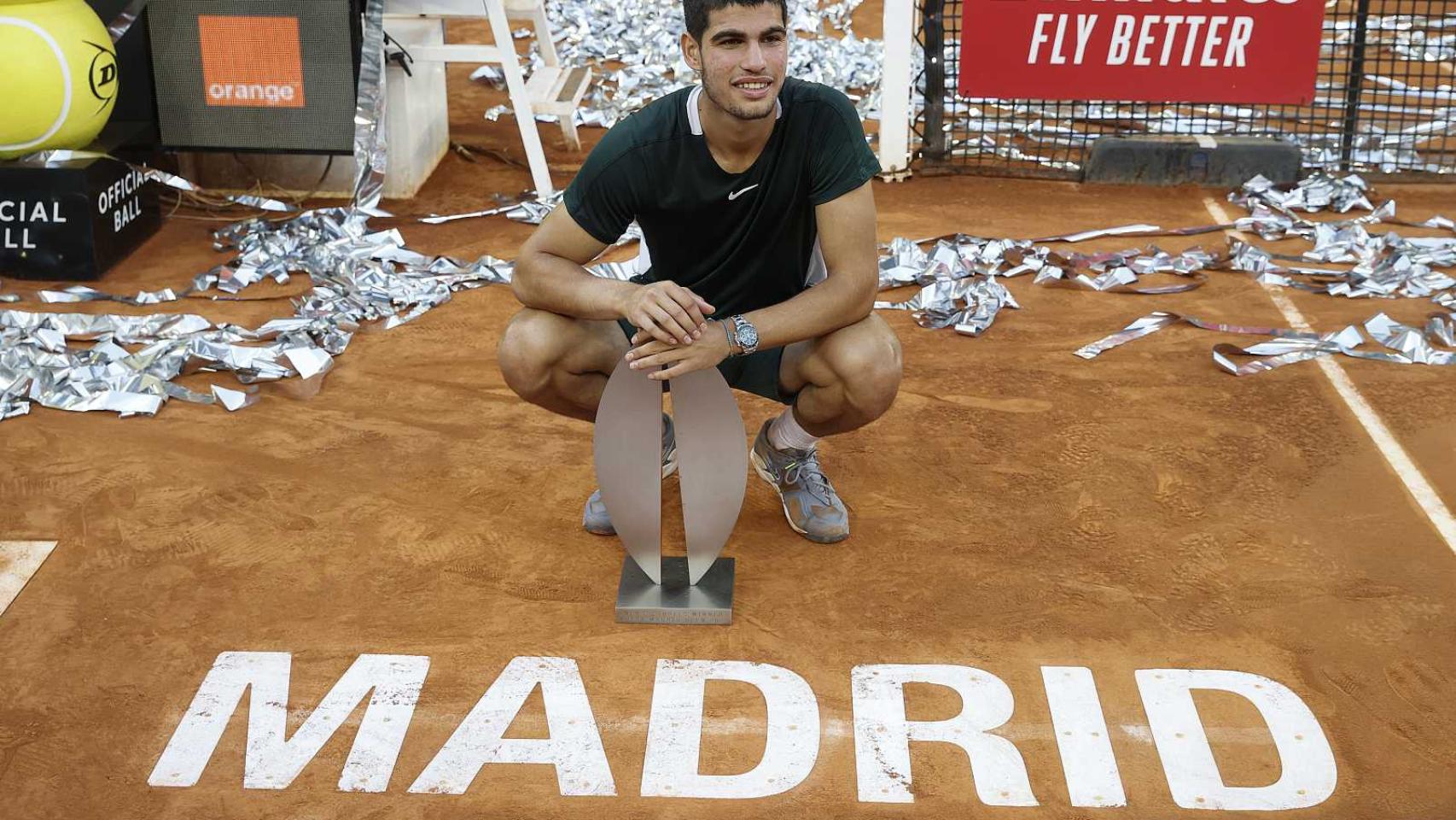 Carlos Alcaraz, con el título del Mutua Madrid Open en 2022