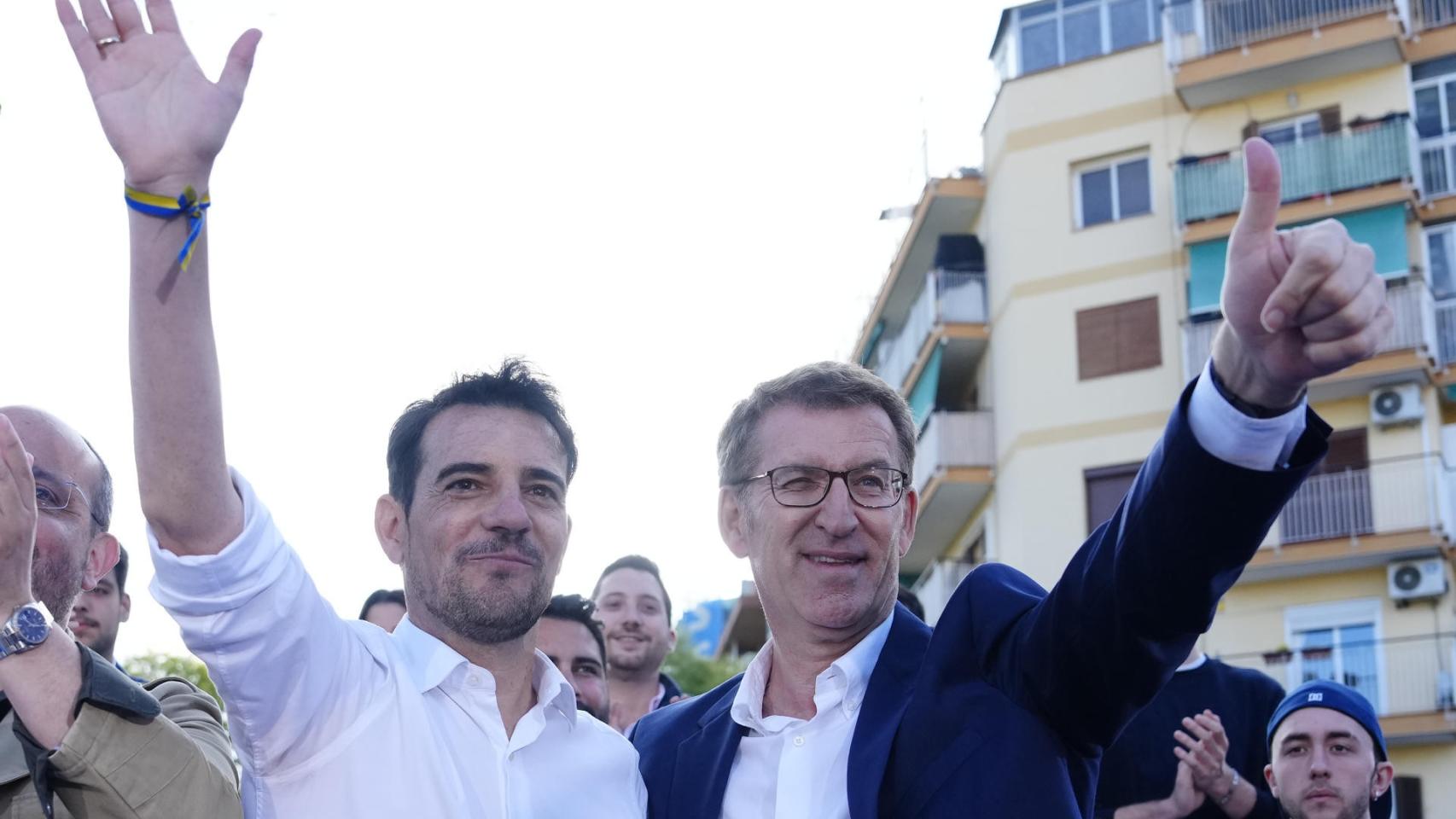 El presidente del PP, Alberto Núñez Feijóo, junto al candidato de la formación a la alcaldía de Castelldefels Manuel Reyes.