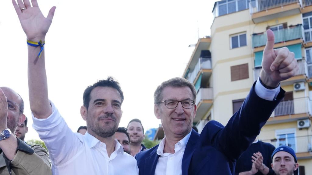 El presidente del PP,  Alberto Núñez Feijóo,  junto al candidato de la formación a la alcaldía de Castelldefels Manuel Reyes.
