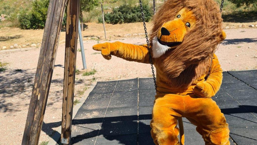 Alberto P. Criado, candidato de Por Mi Pueblo en Benalmádena, disfrazado de león.