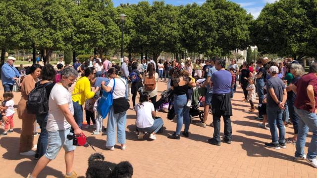 Vecinos en el acto de reclamación de una biblioteca pública este sábado.