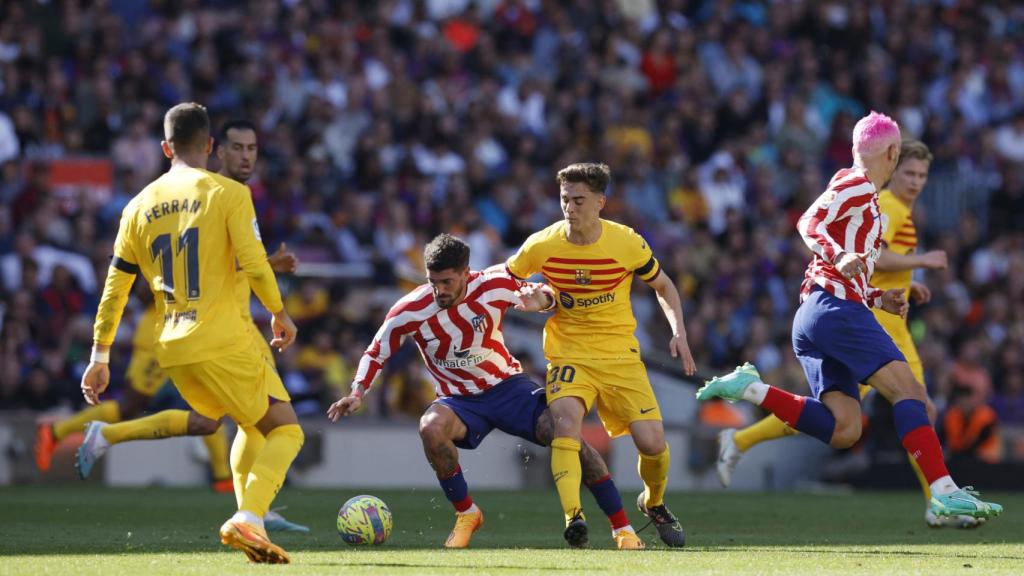 Gavi realiza una conducción frente al Atlético.