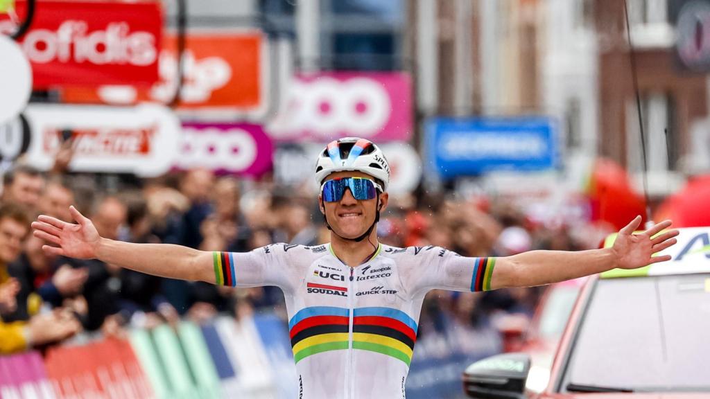 Evenepoel entra victorioso en meta.