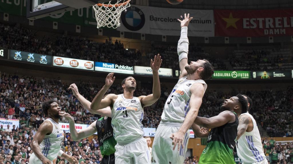 Rudy intenta anotar ante varios jugadores del Joventut.