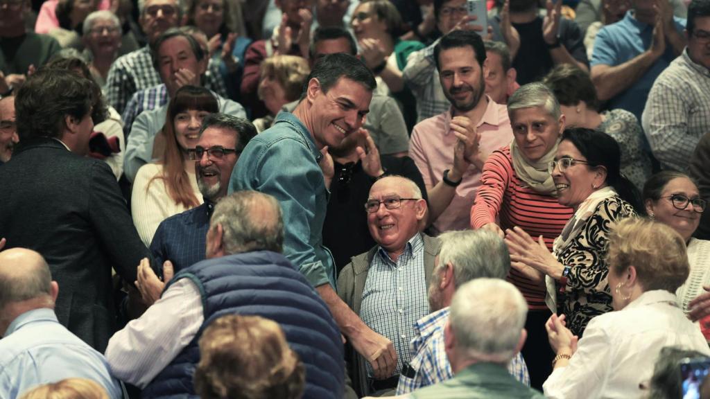Pedro Sánchez, rodeado de militantes socialistas este domingo en Fuenlabrada.
