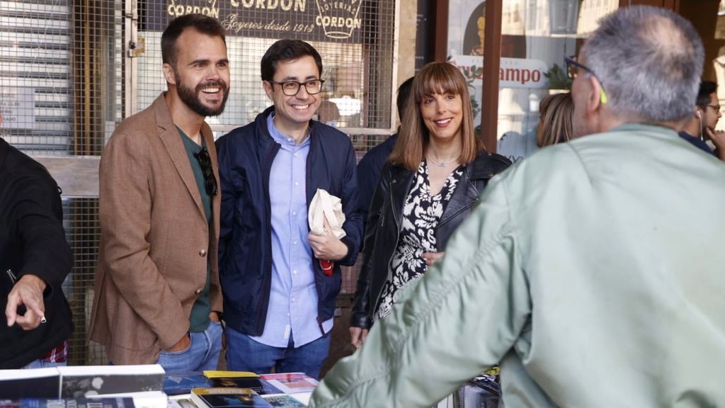 Gabriel Álvarez, José Luis Mateos y María Sánchez durante el Día del Libro en Salamanca