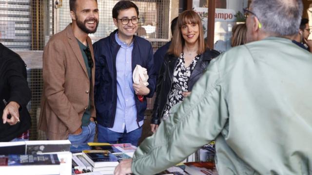 Gabriel Álvarez, José Luis Mateos y María Sánchez durante el Día del Libro en Salamanca