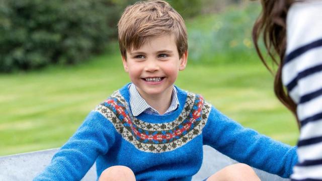 El príncipe Louis en una carretilla empujada por su madre, Kate Middleton.