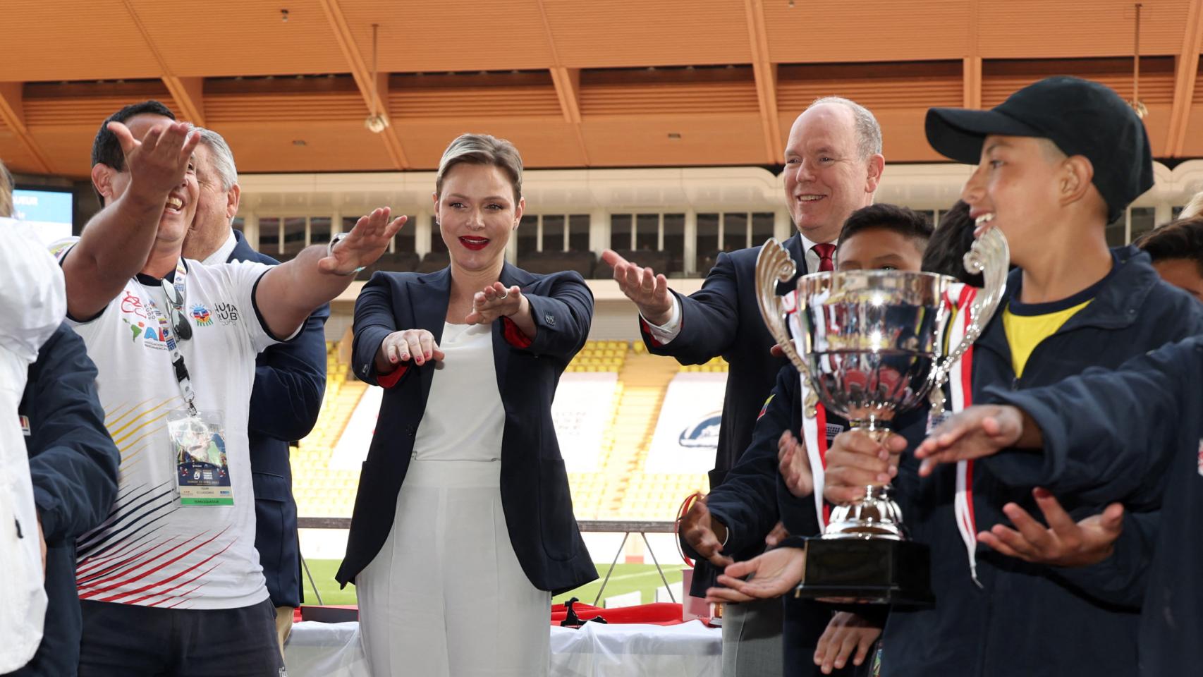 Las imágenes más divertidas del príncipe Alberto y Charlène de Mónaco bailando 'La Macarena'