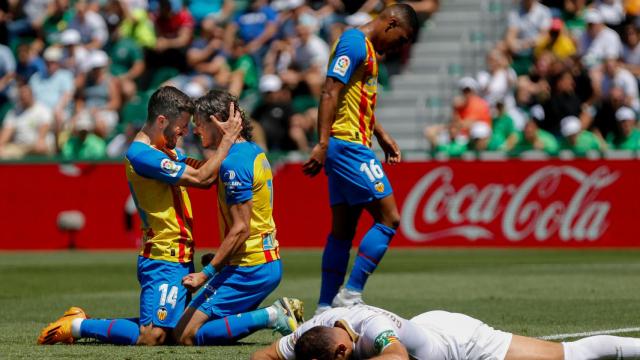 Gayà y Cavani, celebrando el 0-2 del Valencia al Elche