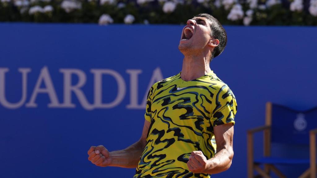 Carlos Alcaraz celebra su victoria ante Tsitsipas.