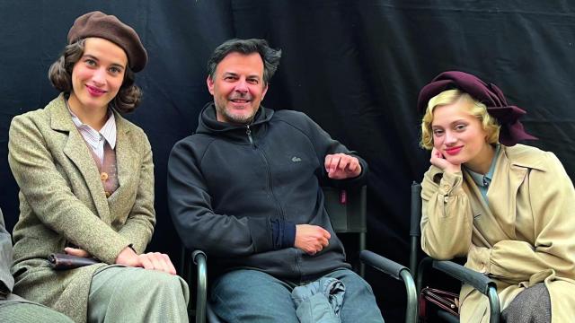 François Ozon, entre Rebecca Marder (izquierda) y Nadia Tereszkiewicz