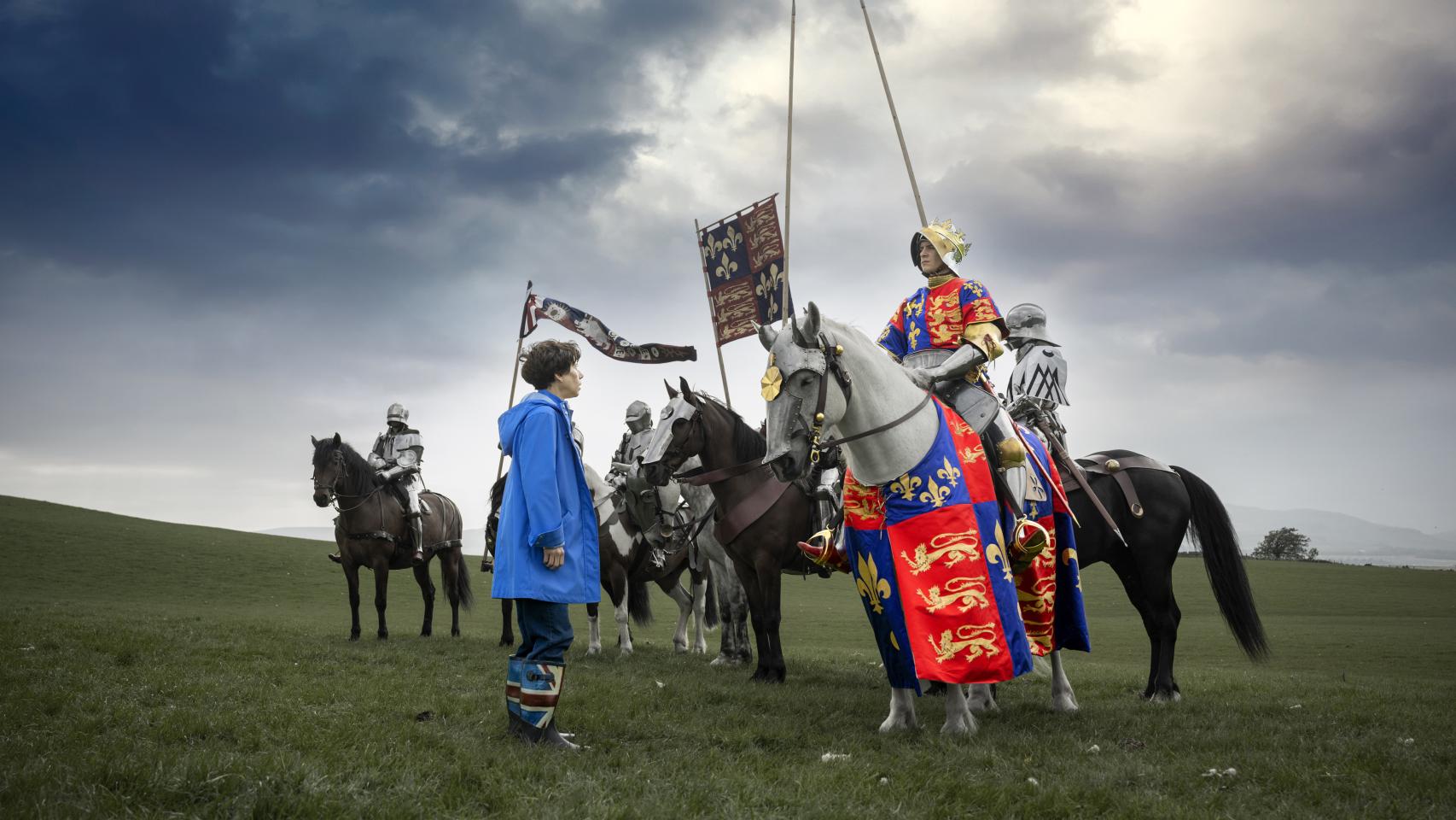 Sally Hawkins, con chubasquero azul, y Harry Lloyd, a caballo, en 'The Lost King'