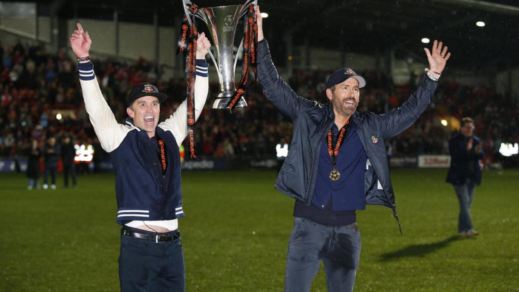 Rob McElhenney y Ryan Reynolds, celebrando el título liguero del Wrexham
