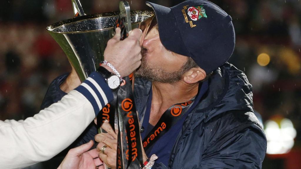 El actor Ryan Reynolds, besando el trofeo conquistado por su Wrexham
