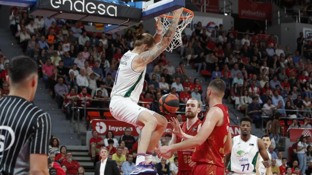 Dylan Osetkowski durante el Casademont Zaragoza vs. Unicaja de Málaga