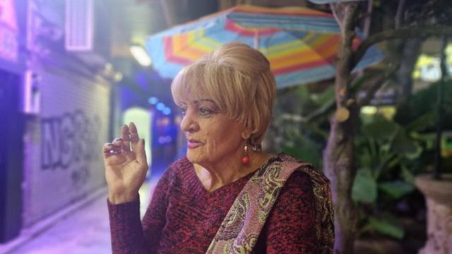 Sandra Almodóvar, sentada en la puerta del bar ‘Pourquoi-Pas?'