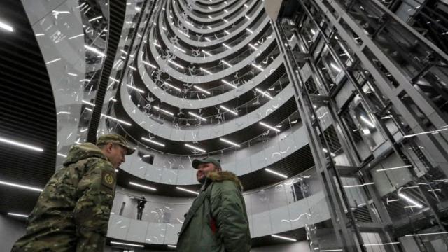 Dos militares charlan en el edificio centro del Grupo Wagner, en San Petersburgo