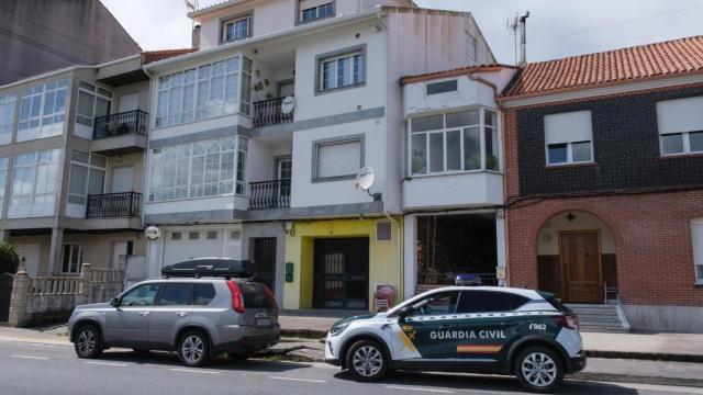 Un coche de la Guardia Civil en el lugar del crimen en Muros.