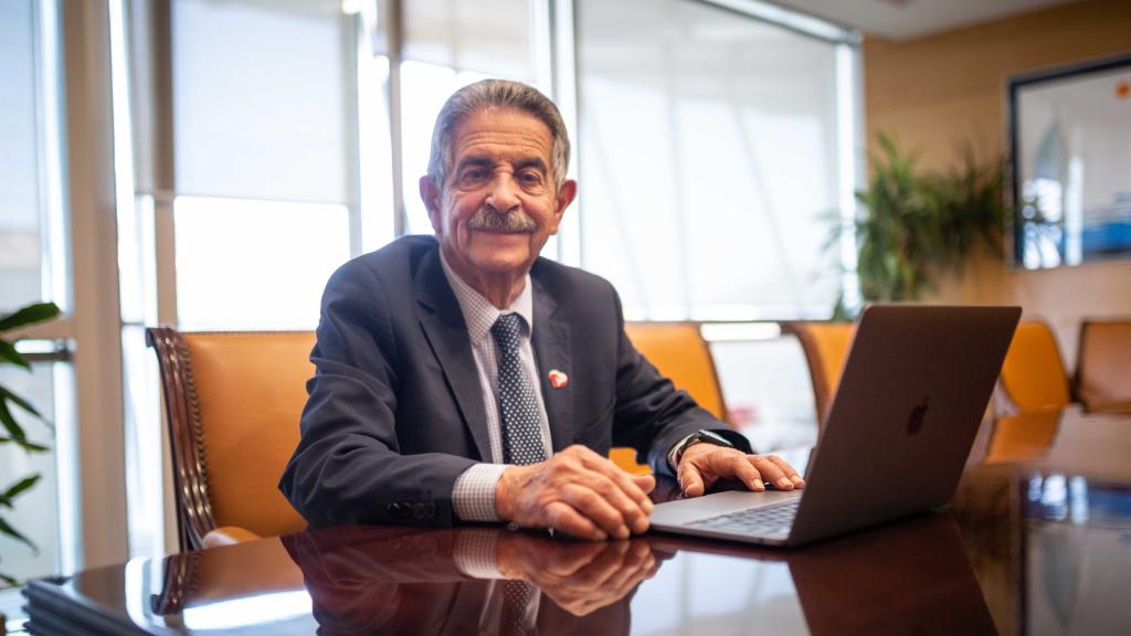 Miguel Angel Revilla con el ChatGPT en la sede del Gobierno de Cantabria.