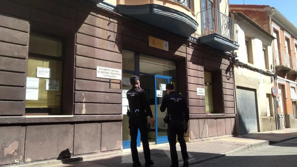 Dos policías nacionales llegando a la Comisaría de Alcantarilla donde está destinado el subinspector que ha recibido el hachazo por ayudar a una mujer, víctima de un robo, estando fuera de servicio.