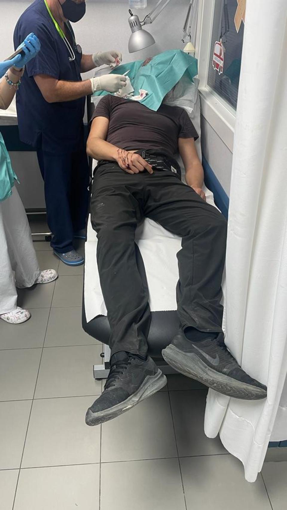 El subinspector de la Policía Nacional siendo atendido de urgencia tras recibir el hachazo en la cabeza.