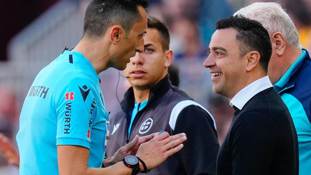 Xavi Hernández discute con el árbitro Sánchez Martínez