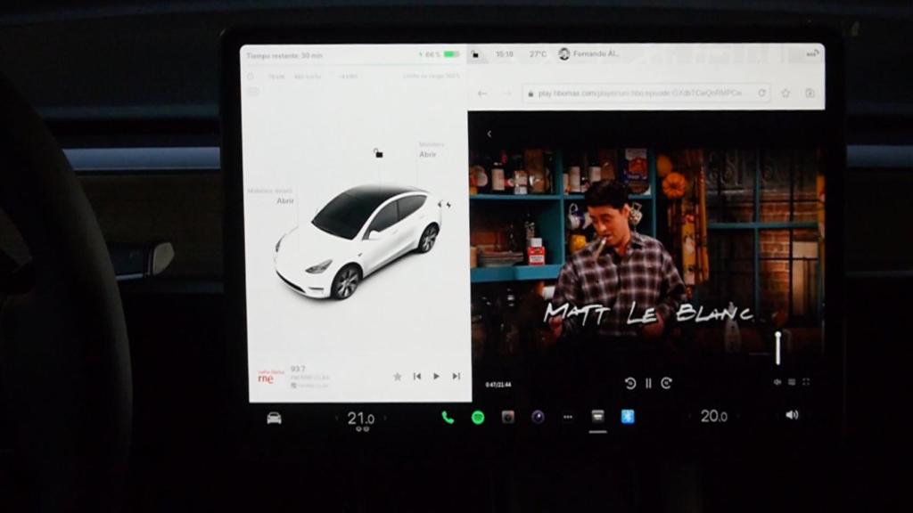 Viendo Friends en un Tesla