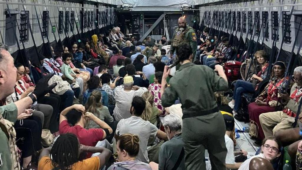 Imagen del interior del avión militar.