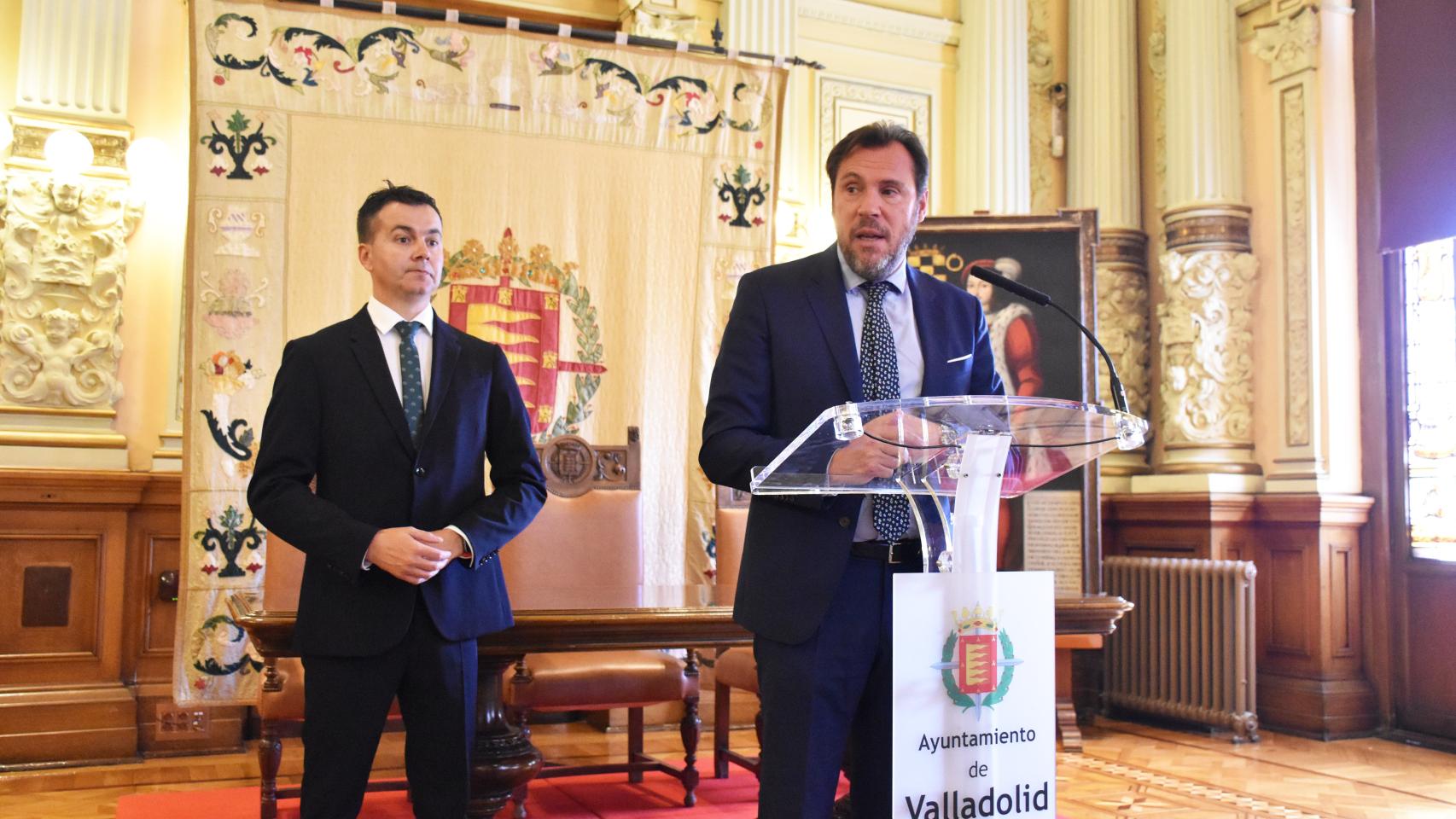 Óscar Puente junto al ministro Héctor Gómez