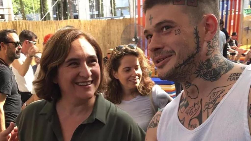 Foto que subió en sus redes con Ada Colau.