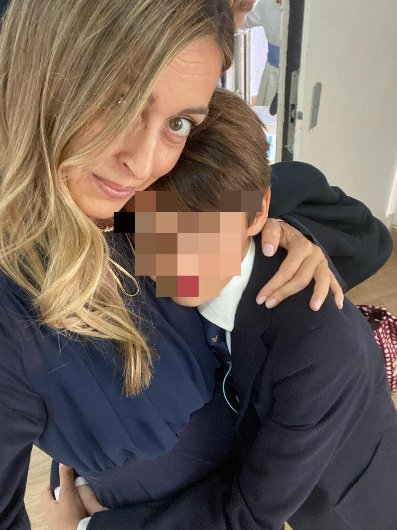 María Amores con su hijo, el día de su Comunión.
