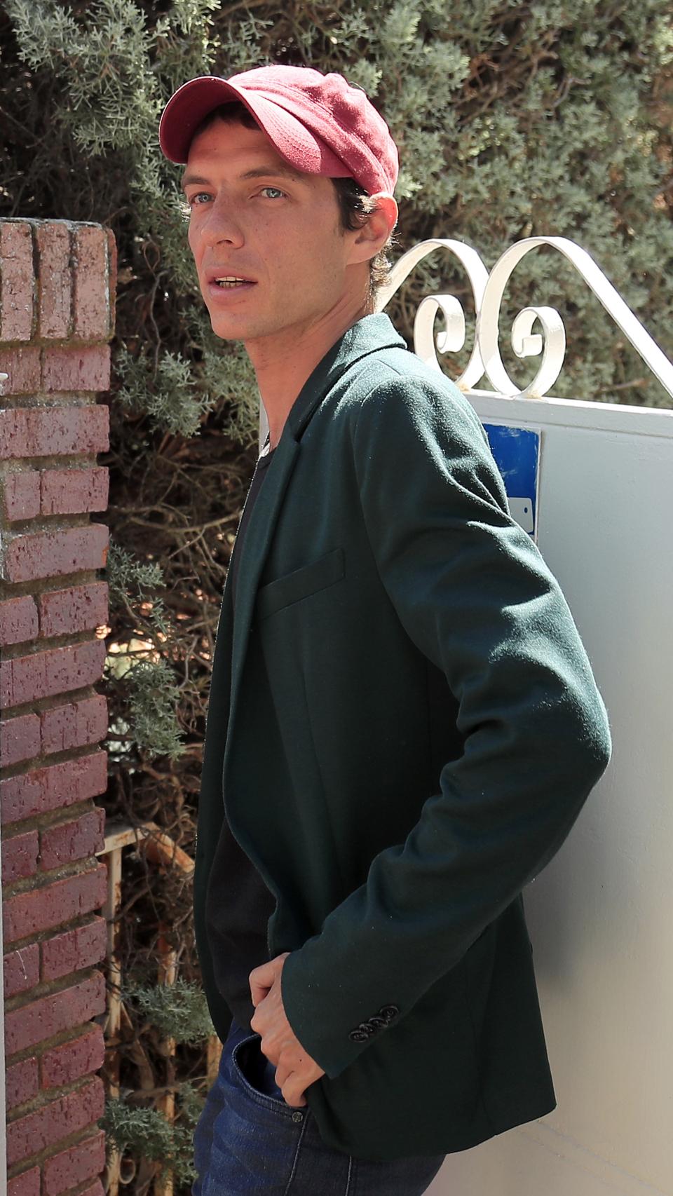 Camilín, a las puertas de su casa de Torrelodones, en 2019, tras la muerte de su padre.