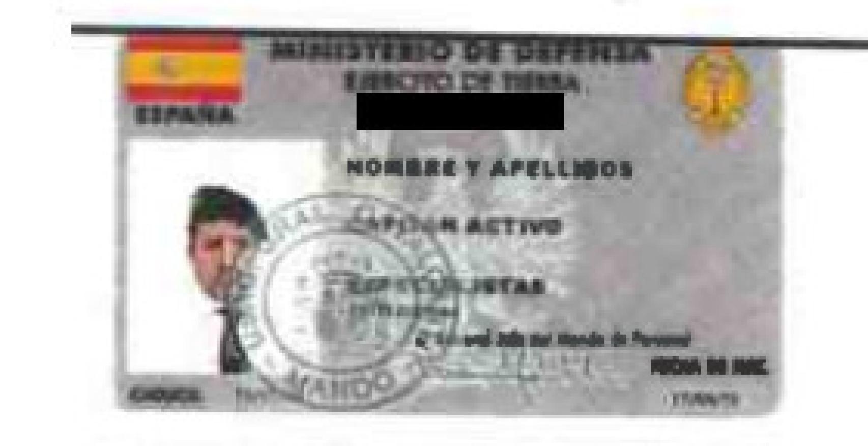 Un carné falso con la fotografía de Luceño disfrazado de capitán.