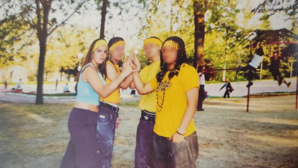 Mariah junto a otras pandilleras en un parque de Madrid en 2001.