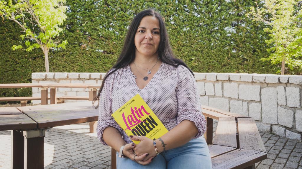 Mariah Oliver posa con un ejemplar de su libro.