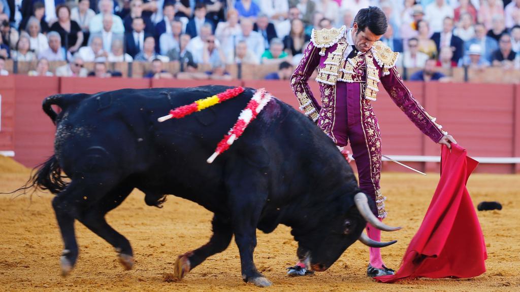 Emilio de Justo pega un natural a 'Filósofo' en la Maestranza de Sevilla.