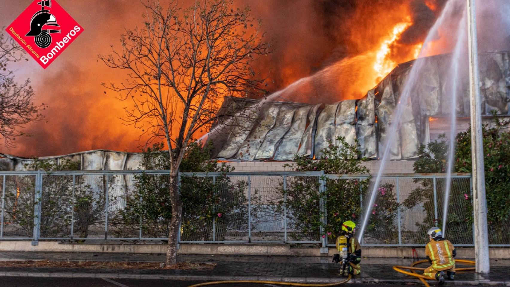 Bomberos trabajando en la extinción del incendio, este domingo en Elche.
