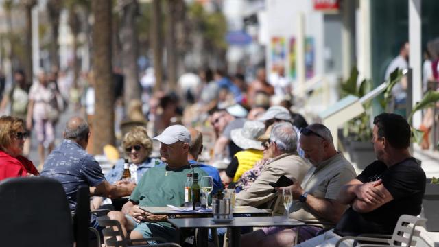Unas personas mayores toman algo en una terraza de Benidorm este mes de abril.