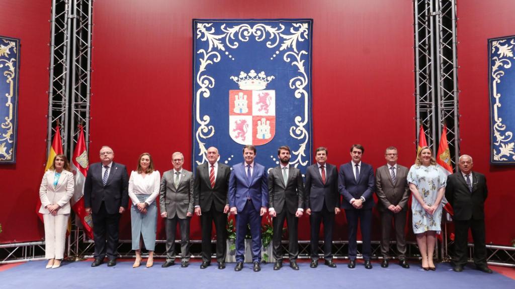 Los consejeros, el presidente y el vicepresidente de la Junta durante su acto de toma de posesión, en abril de 2022.