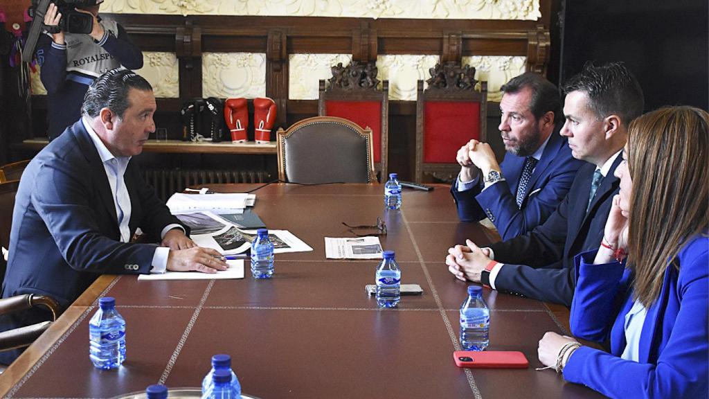 Óscar Puente, alcalde de Valladolid, junto a Héctor Gómez, el consejero de Industria y Virginia Barcones, delegada del Gobierno en Castilla y León. Enfrente: Marian Bocek, consejero de InoBat