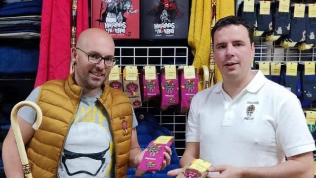 David Genicio y Pifa Montgomery con los calcetines