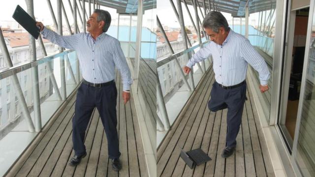 El presidente cántabro, Miguel Ángel Revilla, bromea con su ordenador