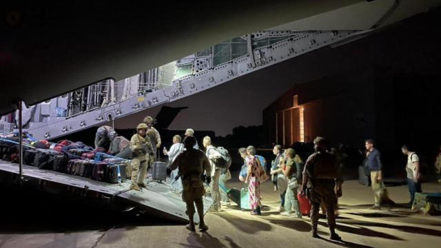 Residentes españoles siendo evacuados de Sudán por el Ejército del Aire de España.